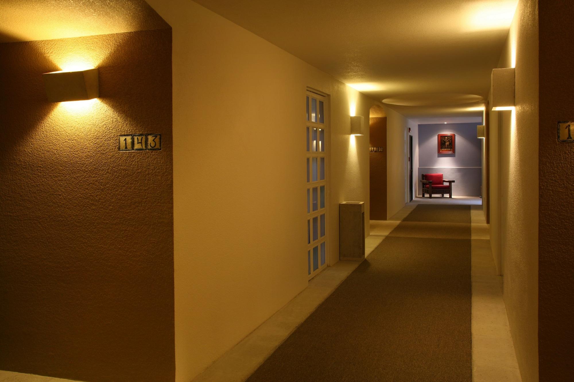 Отель Hacienda Jurica By Brisas Керетаро Экстерьер фото A corridor at the hotel