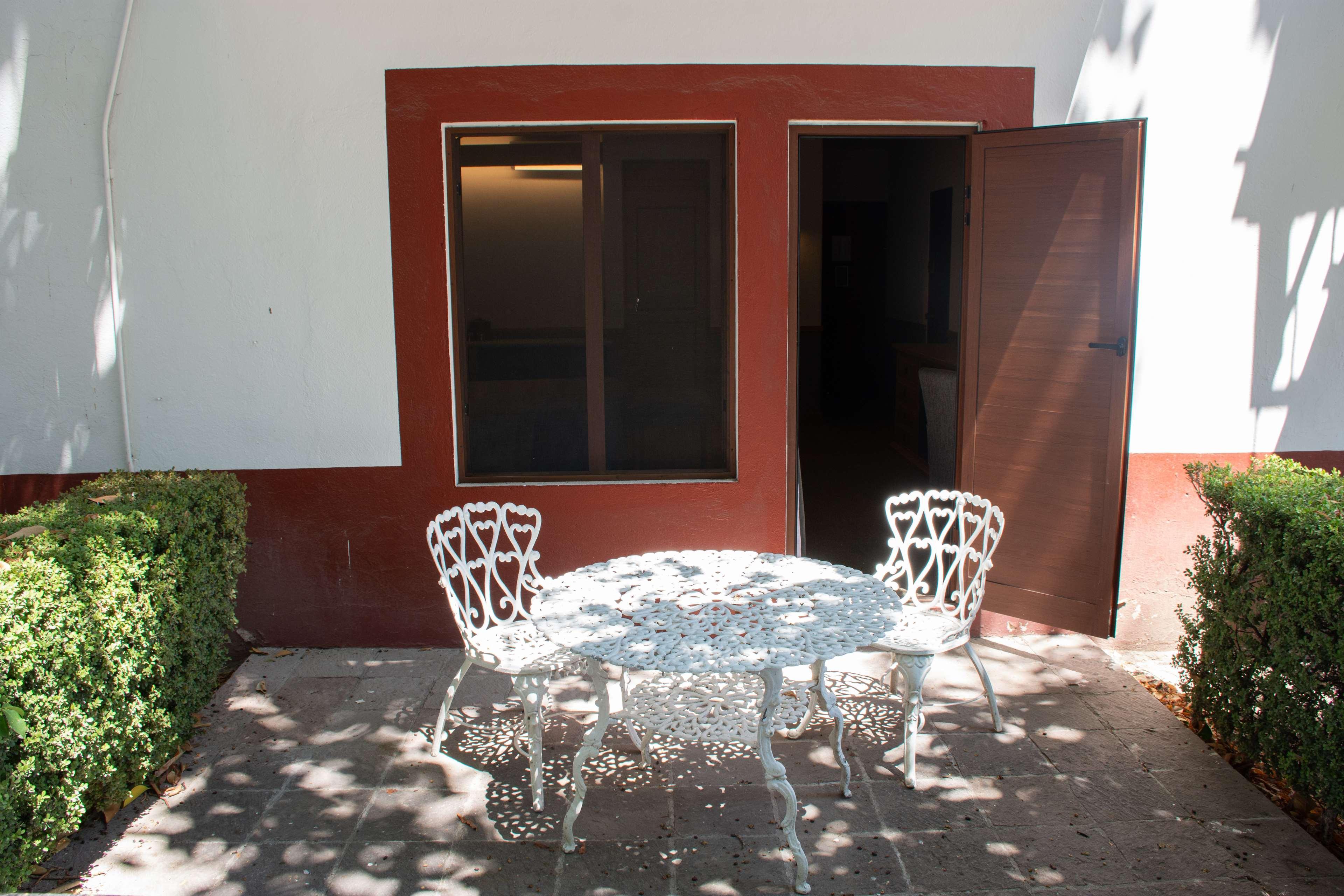 Отель Hacienda Jurica By Brisas Керетаро Экстерьер фото A typical patio at the hotel