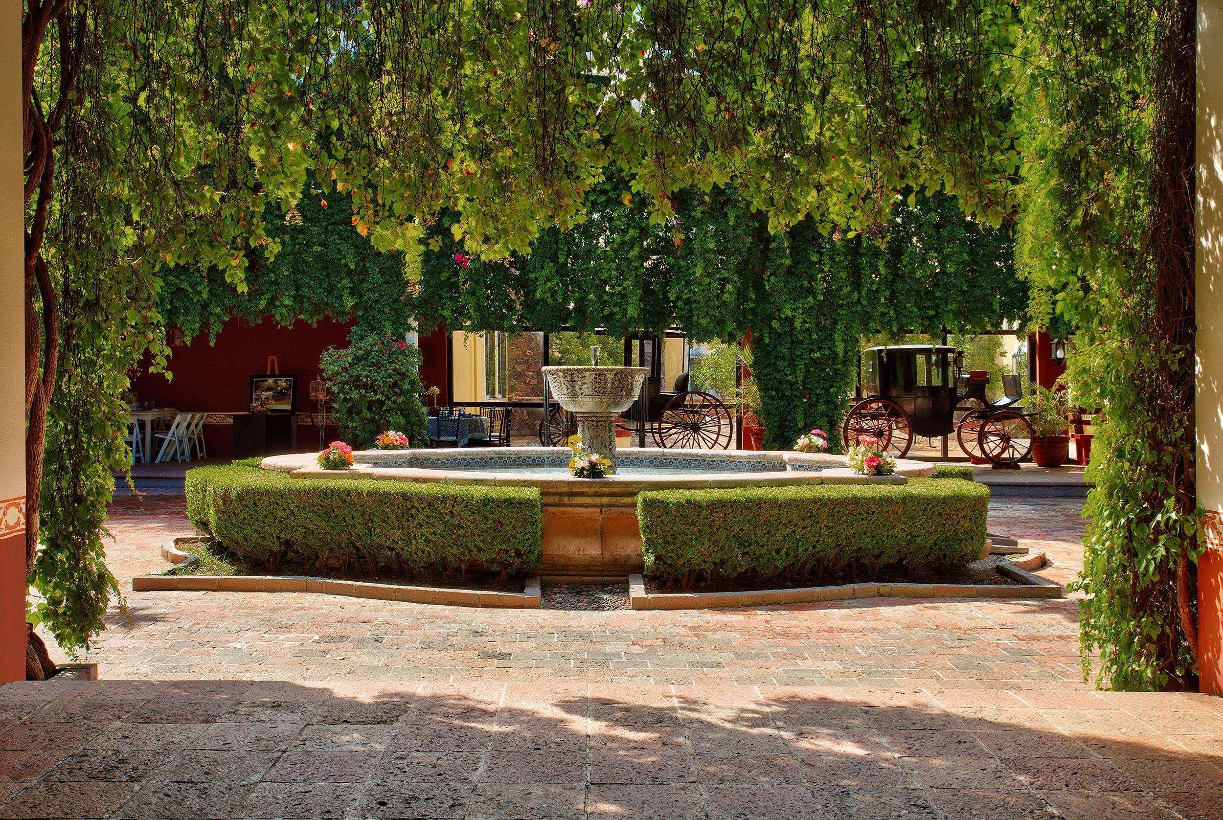 Отель Hacienda Jurica By Brisas Керетаро Экстерьер фото Fountain in the courtyard of the winery