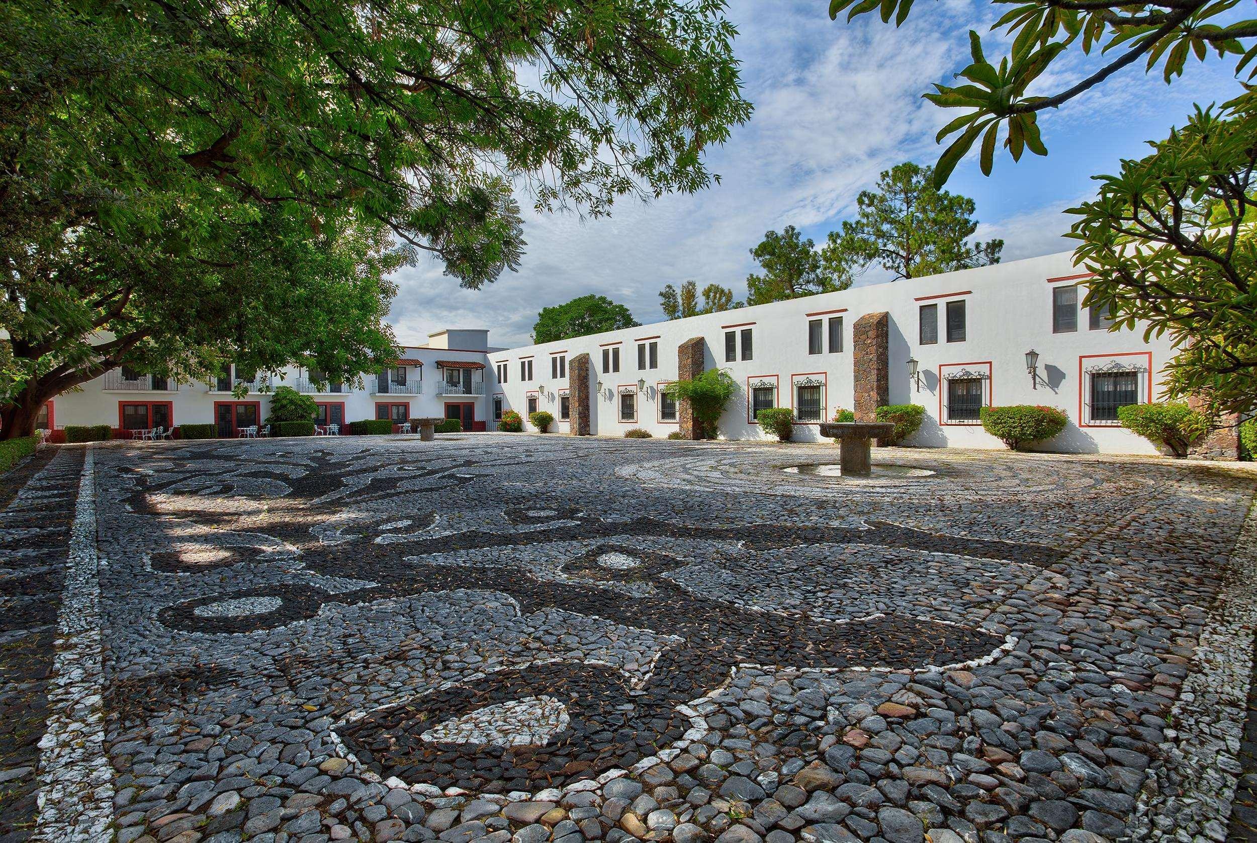 Отель Hacienda Jurica By Brisas Керетаро Экстерьер фото The courtyard at the Santa Fe Plaza