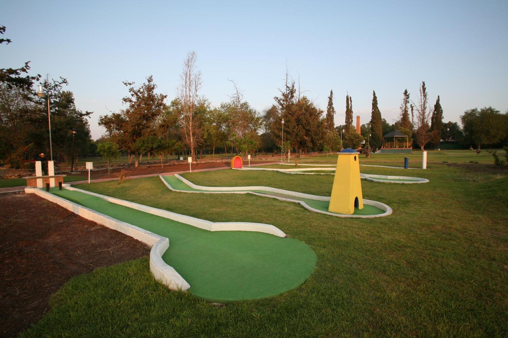 Отель Hacienda Jurica By Brisas Керетаро Экстерьер фото Miniature golf course in the park